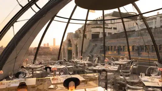 Restaurant KONG Paris avec vue sur la Seine et le Pont-Neuf