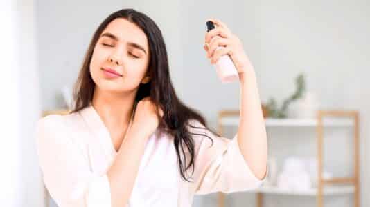 Liquid Hair : ce spray Color Wow offre un effet miroir anti-frisottis pendant 72 heures