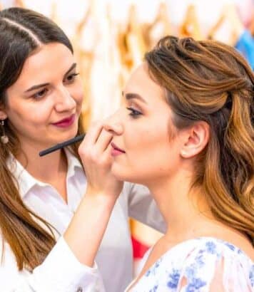 « Plus tu en mets, plus ça bouge » : le conseil de Charly Salvator pour un teint de mariée longue tenue