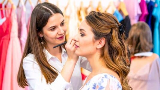 « Plus tu en mets, plus ça bouge » : le conseil de Charly Salvator pour un teint de mariée longue tenue