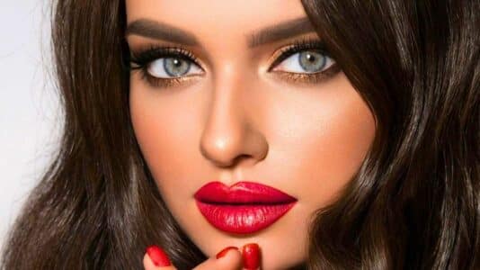 Wet lashes : la tendance maquillage romantique qui offre un regard de cinéma à adopter en 2026