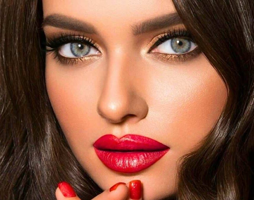 Wet lashes : la tendance maquillage romantique qui offre un regard de cinéma à adopter en 2026
