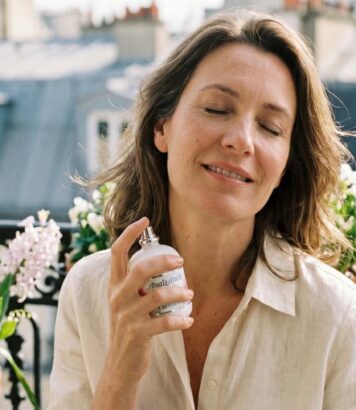 ParisSelectBook - « Toute une génération l'a porté » : ce parfum culte des années 1980 refait surface dans les vaporisateurs ce printemps