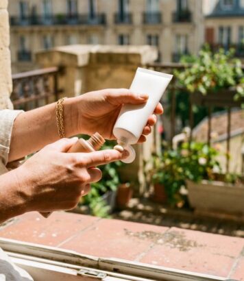 ParisSelectBook - « La crème solaire doit toujours être la dernière étape » : les dermatos alertent sur ce mélange courant qui ruine votre protection