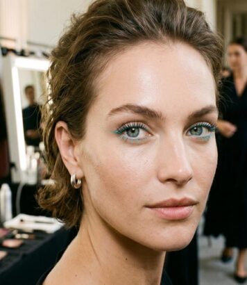 Sur le défilé Anna Sui, Pat McGrath a glissé cette couleur turquoise sur les cils des mannequins et relance toute la beauté 2026