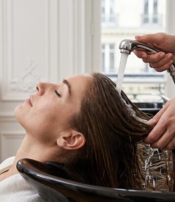 ParisSelectBook - Fini les cheveux qui regraissent en 24h : le geste que les coiffeurs ne bâclent jamais après le shampoing