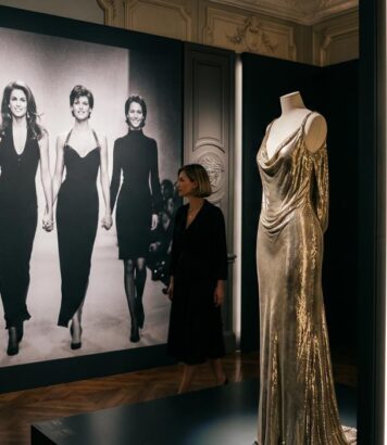 ParisSelectBook - Robe à épingles d'Elizabeth Hurley, oroton, Supermodels de 1991 : l'exposition Gianni Versace qui ressuscite le glamour absolu