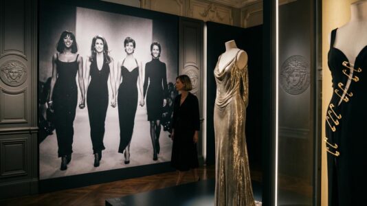ParisSelectBook - Robe à épingles d'Elizabeth Hurley, oroton, Supermodels de 1991 : l'exposition Gianni Versace qui ressuscite le glamour absolu