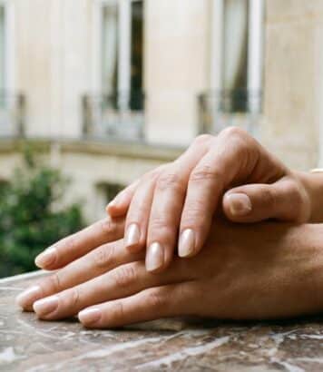 ParisSelectBook - Fini la manucure russe, cette technique japonaise donne un éclat nacré aux ongles sans poser la moindre couche de vernis
