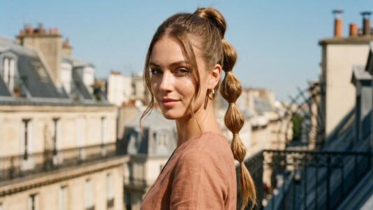 ParisSelectBook - Cette coiffure des années 2010 fait son grand retour cet été et elle sauve les cheveux pendant la canicule