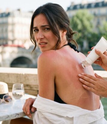 ParisSelectBook - Coups de soleil dans le dos : la règle des quatre doigts d'une pharmacienne pour ne plus jamais brûler cet été