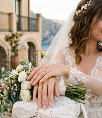 ParisSelectBook - Fini la French manucure pour les futures mariées : Dua Lipa a opté pour cette alternative nude rosée à son mariage en Sicile