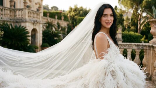 ParisSelectBook - Traîne de plumes et voile vertigineux : Dua Lipa dévoile enfin sa robe de mariée Chanel haute couture