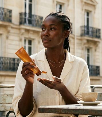ParisSelect - Peau foncée et crème solaire : ce que les dermatologues recommandent vraiment pour cet été