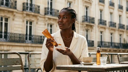 ParisSelect - Peau foncée et crème solaire : ce que les dermatologues recommandent vraiment pour cet été