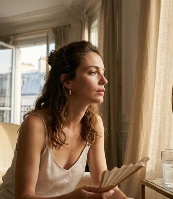 ParisSelect - Je vis collée à mon ventilateur pendant la canicule et ma peau me le fait payer