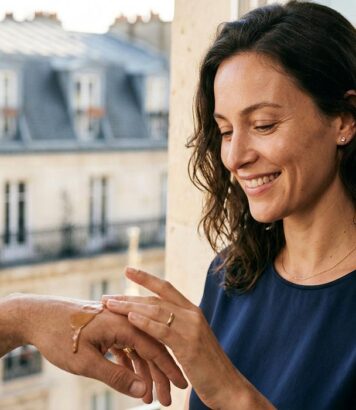 ParisSelectBook - « Ce produit n'existe pas » : ce lait bonne mine co-créé par Charly Salvator séduit déjà celles qui détestent le fond de teint