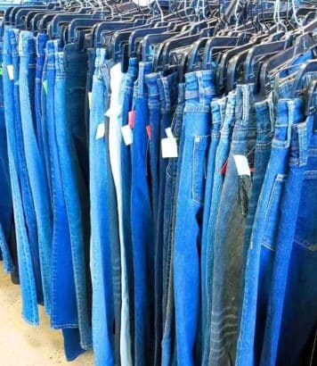 Adieu le jean bleu : Julie Gayet adopte ce pantalon noir intemporel qui sculpte la silhouette à la mi-saison
