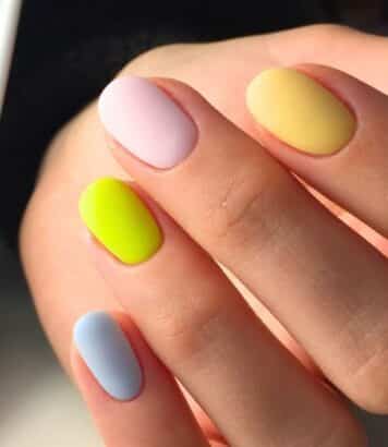 Après le jaune beurre, cette couleur pastel aperçue sur les ongles d'Emily Blunt va dominer l'été 2026