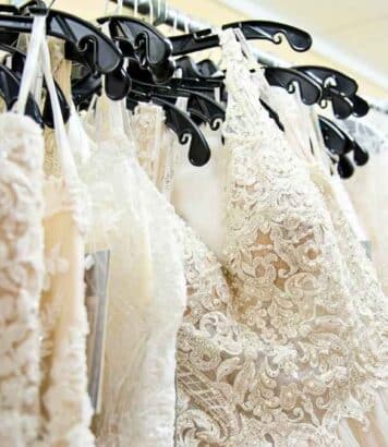 Avec sa robe Bottega Veneta à franges immaculées, Dua Lipa lance la tendance bridal incontournable de l'été