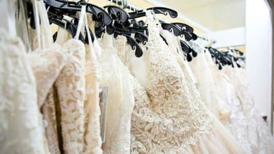 Avec sa robe Bottega Veneta à franges immaculées, Dua Lipa lance la tendance bridal incontournable de l'été