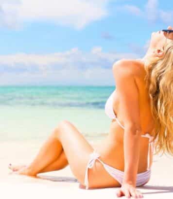 Ce bronzer en baume Summer Fridays à 35€ hydrate et bronze en même temps pour un effet retour de vacances