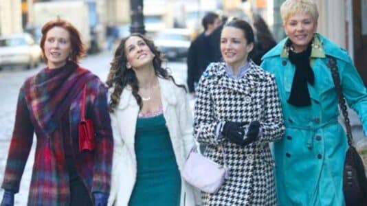 « Ce n'est pas un sac, c'est un Baguette » : 30 ans après, Sarah Jessica Parker rejoue Carrie Bradshaw pour Fendi