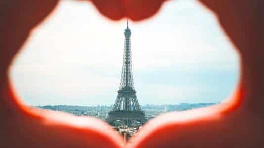 Ce tee-shirt I Love Paris signé Ami s'annonce comme la pièce mode que tout le monde va vouloir cet été