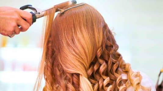 Ces 3 coiffures ultra-stylées conseillées par un expert Franck Provost pour survivre à la canicule avec des cheveux longs
