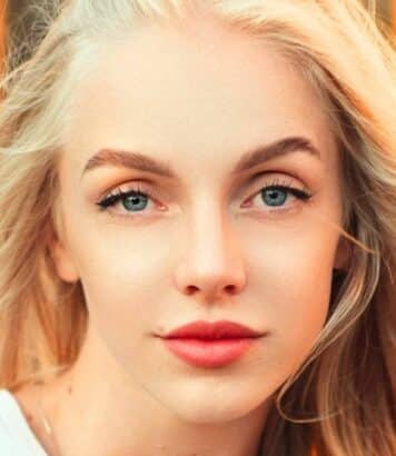 Cette coloration blonde inspirée de Caroline Bessette Kennedy adoucit les traits et illumine le teint après 50 ans