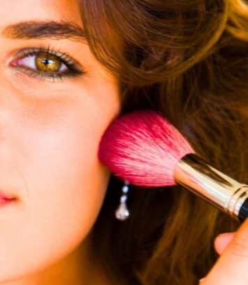 « Cette forme de cœur me donne vraiment cette sensation de visage lifté » : Victoria Beckham dévoile sa technique blush