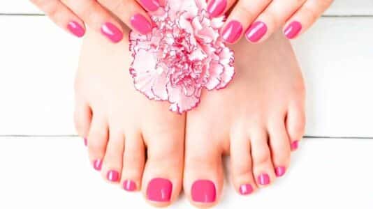 Cette manucure rose lactée façon milkshake fraise devient l'obsession ongles de l'été 2026