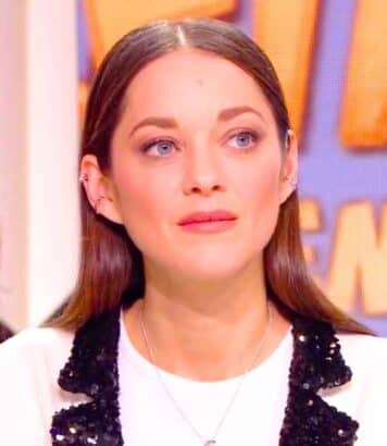 Cette robe-top Chanel portée par Marion Cotillard à Biarritz a nécessité plus de 430 heures de travail