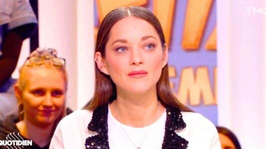 Cette robe-top Chanel portée par Marion Cotillard à Biarritz a nécessité plus de 430 heures de travail