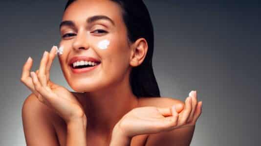 « Complètement fan de cette crème » : Bella Hadid en utilise 8 tubes par mois et elle coûte moins de 10 €