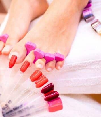 « Des valeurs sûres » : les seules familles de couleurs de vernis qui embellissent vraiment les pieds après 50 ans selon les esthéticiennes