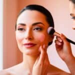 « Dessinez deux cœurs sur les pommettes » : la technique blush de Victoria Beckham pour un effet liftant en 30 secondes