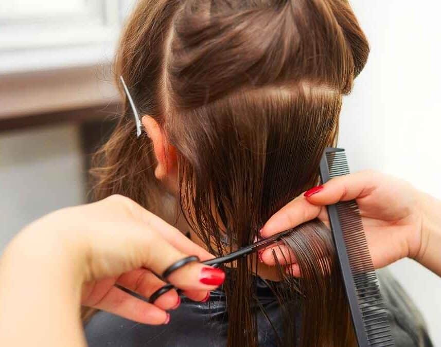 « Elle fonctionne sur toutes les longueurs » : le coiffeur de Kim Kardashian dévoile LA coupe star de l'été 2026