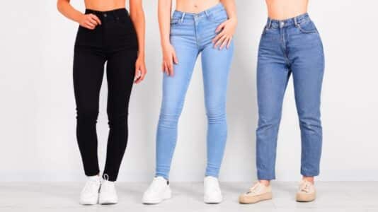 En jean taille basse, Kylie Jenner relance cette pièce phare des années 2000 que la mode avait enterrée