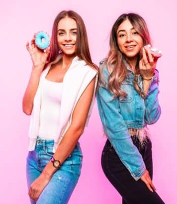 Fini le slim, Isabelle Ithurburu adopte cette tendance jean ultra chic qu'on portera avec tout cet été
