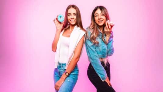 Fini le slim, Isabelle Ithurburu adopte cette tendance jean ultra chic qu'on portera avec tout cet été