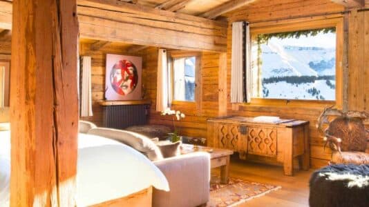 Four Seasons Resort Megève rouvre avec un spa repensé, un dôme bien-être en alpage et de nouveaux menus gastronomiques.