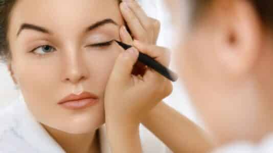 « Il ne bouge pas d'un millimètre malgré la canicule » : cet eyeliner feutre tient 24h sans retouche