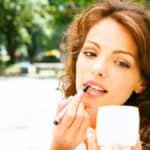 « Je n'ai plus besoin de poudrer mon visage toutes les deux heures » : cette retouche express neutralise les brillances