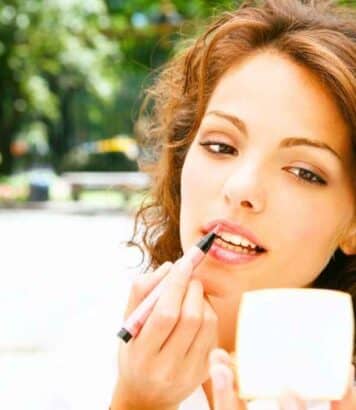 « Je n'ai plus besoin de poudrer mon visage toutes les deux heures » : cette retouche express neutralise les brillances