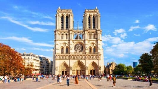 Notre-Dame de Paris change les règles des visites guidées dès le 1er juillet 2026, ce que les pros doivent anticiper