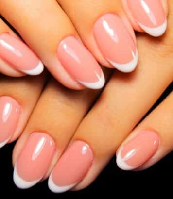Pearl nails, la manucure nacrée des années 90 adoptée par Dua Lipa fait son grand retour cet été 2026