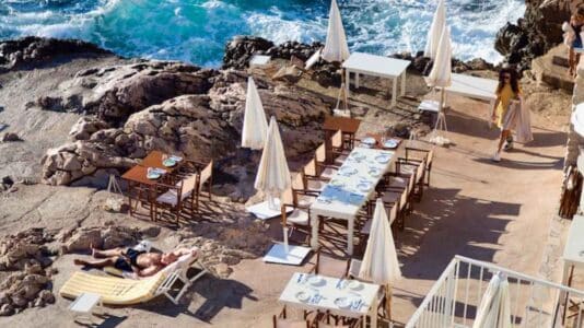 « Rêve total, je veux ça tous les jours » : Iris Mittenaere conquise par ce restaurant marseillais face à la mer, le Tuba Club