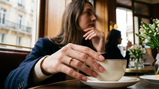 ParisSelectBook - « Le retour au naturel est très net » : pourquoi la manucure japonaise s'impose comme le nouveau geste chic des Parisiennes