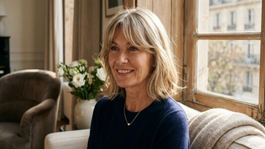 ParisSelectBook - Coiffure après 60 ans : cette frange rideau adoptée par Helen Mirren adoucit les traits et illumine le visage